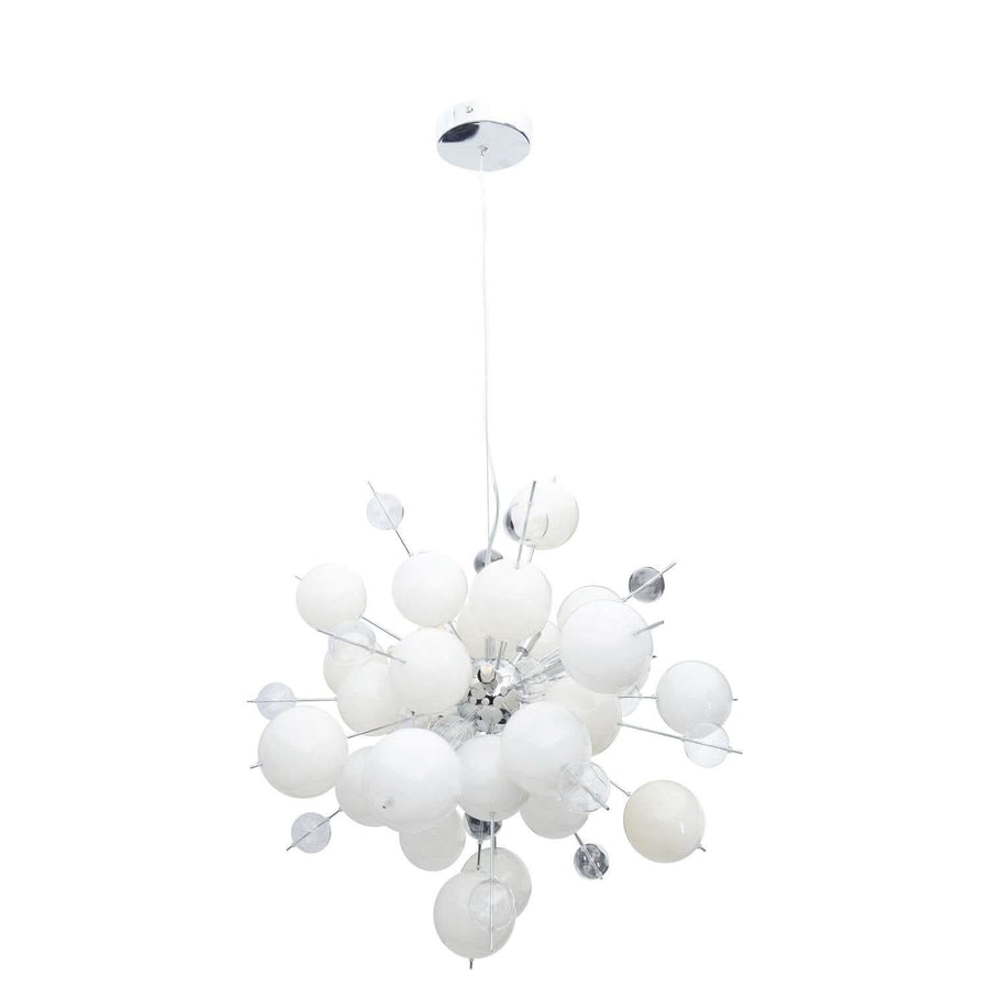 Vue de face du luminaire sur fond blanc, boules de verre opalin et tiges chromées