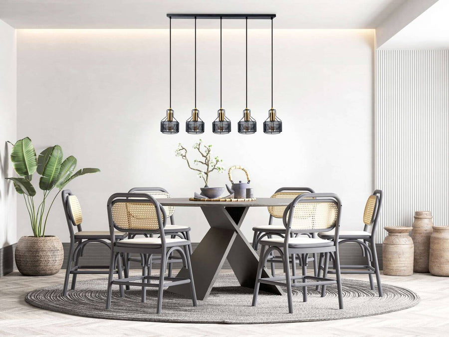 Vue en situation au-dessus d'une table à manger, intérieur contemporain clair avec chaises cannées