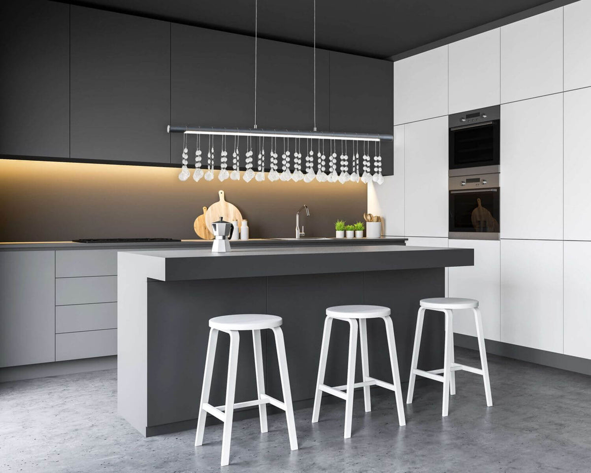 Mise en ambiance au-dessus d'un îlot de cuisine moderne avec tabourets blancs