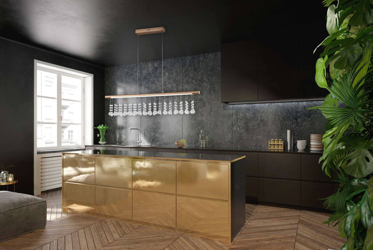 Suspension linéaire au-dessus d'un îlot de cuisine, mise en ambiance moderne et végétale.