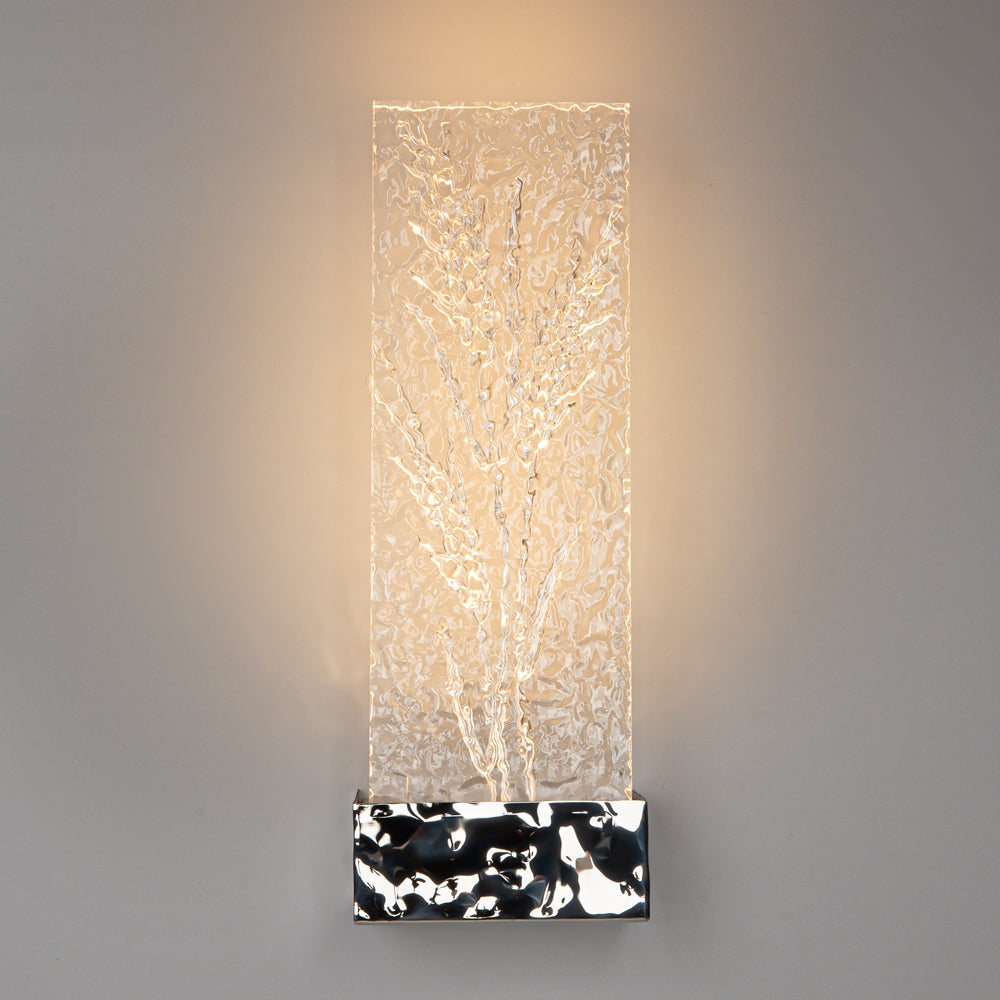 Vue de face allumée, motifs de branchages en relief visibles dans le verre.