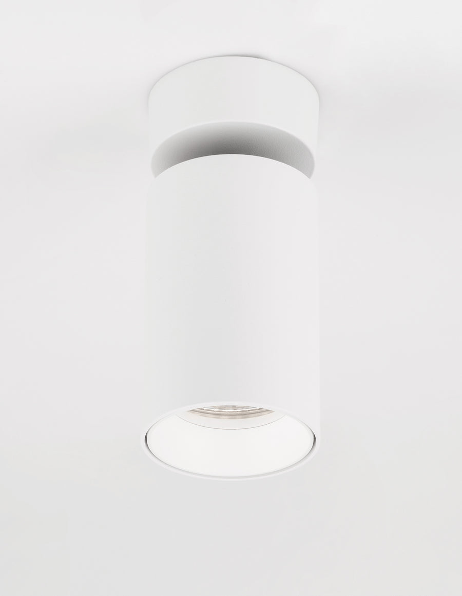 Vue de dessous du plafonnier blanc orienté vers le bas, forme cylindrique