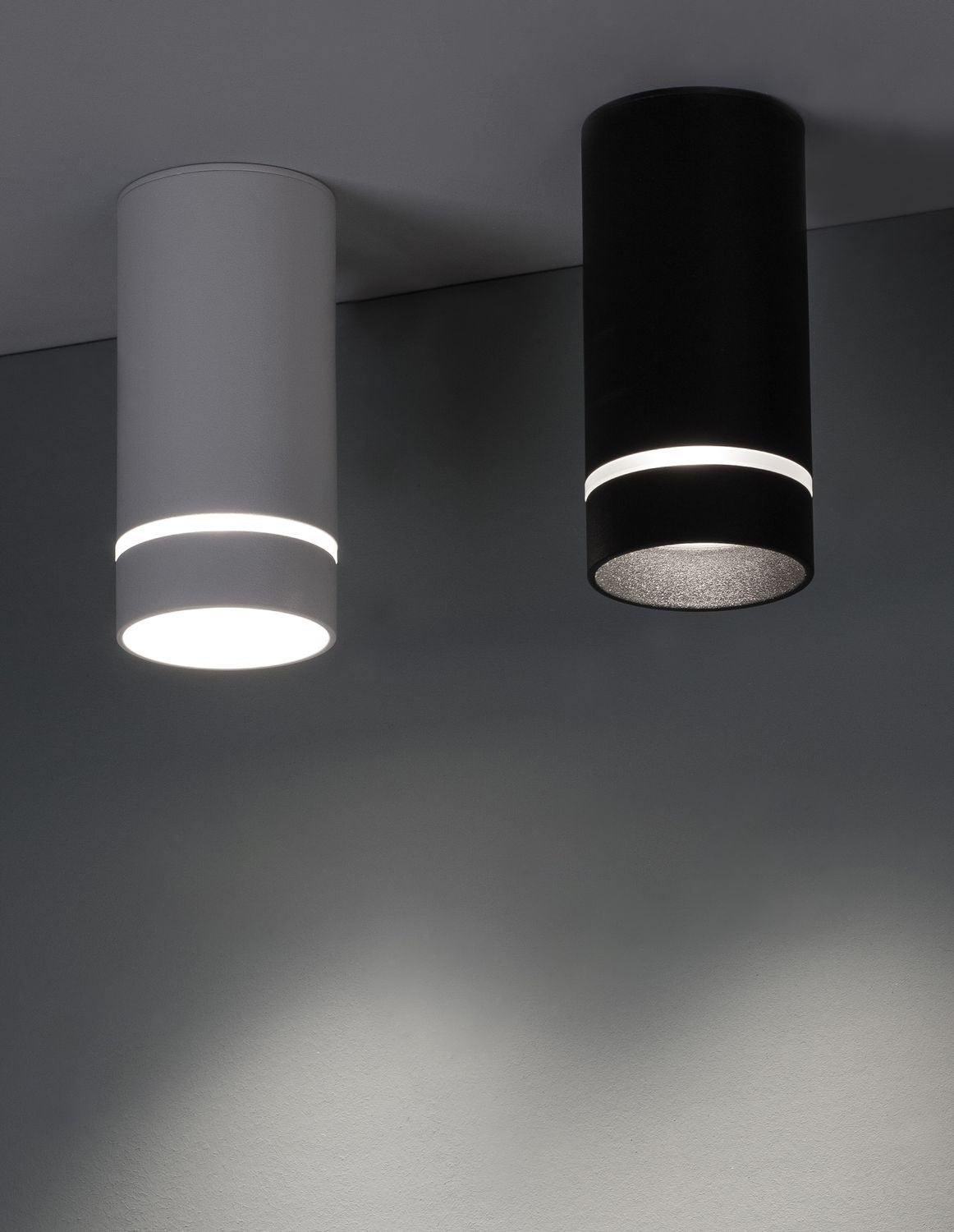Mise en ambiance nocturne : versions blanche et noire allumées, halo lumineux annulaire
