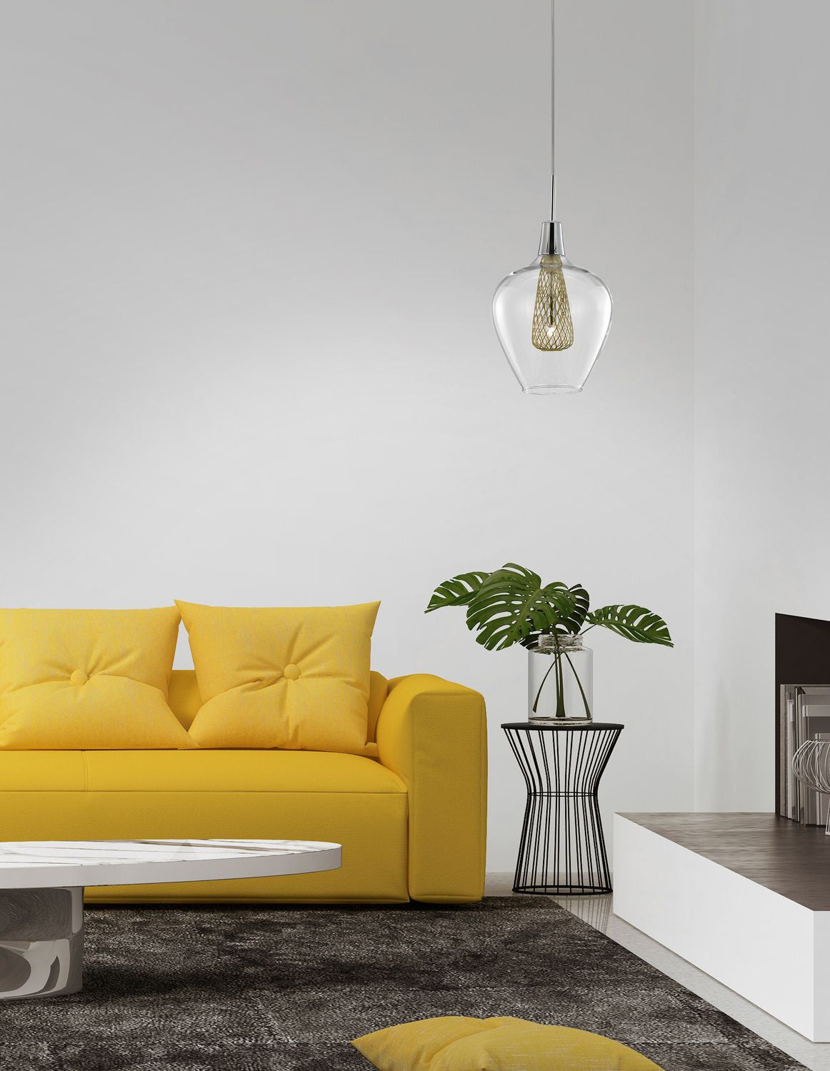 Suspension en verre transparent allumée au-dessus d'un canapé jaune dans un salon clair