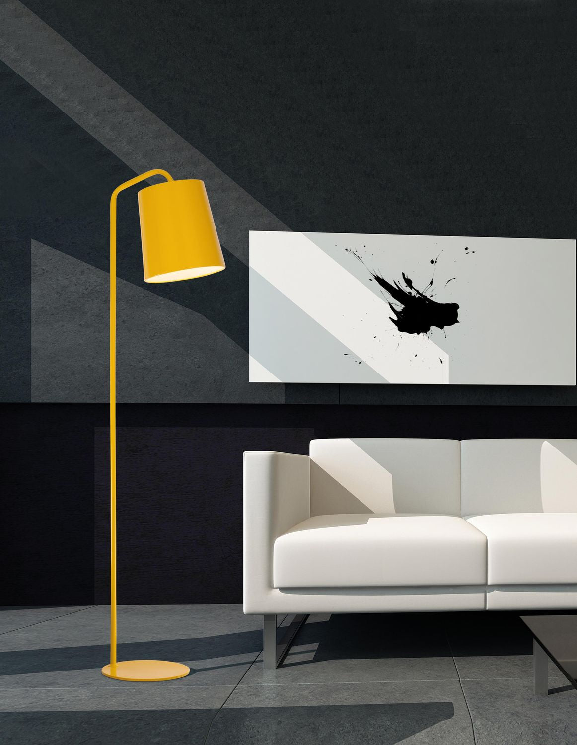 Lampadaire jaune moutarde dans un salon moderne, canapé blanc et tableau noir