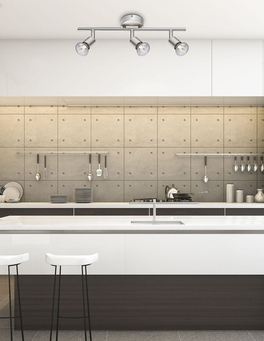 Plafonnier trois spots orientables en nickel installé au plafond d'une cuisine moderne