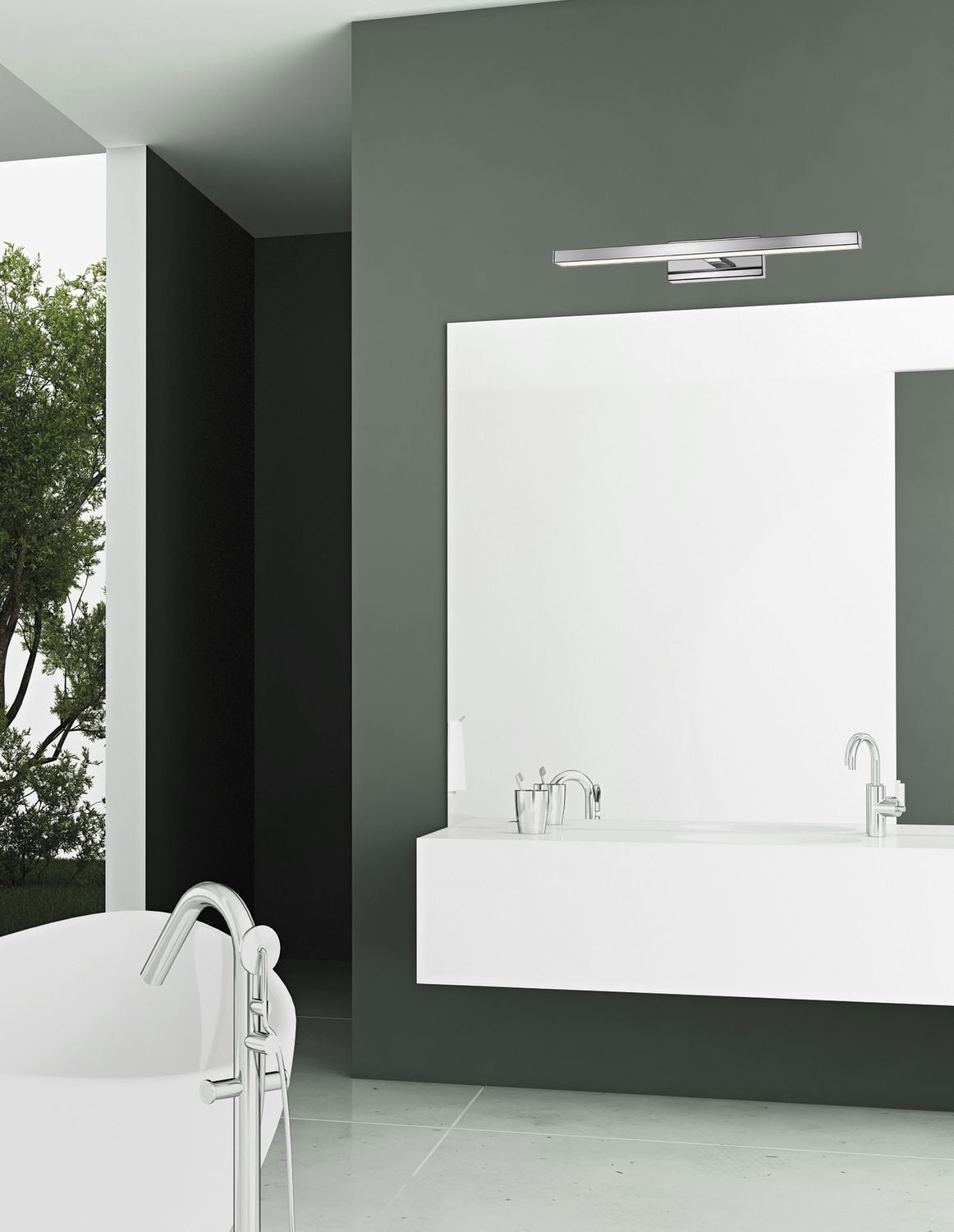 Applique chromée allumée au-dessus d'un miroir dans une salle de bain