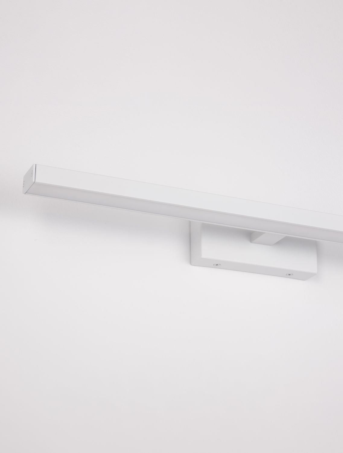 Gros plan sur la platine de fixation et le profil rectangulaire du tube