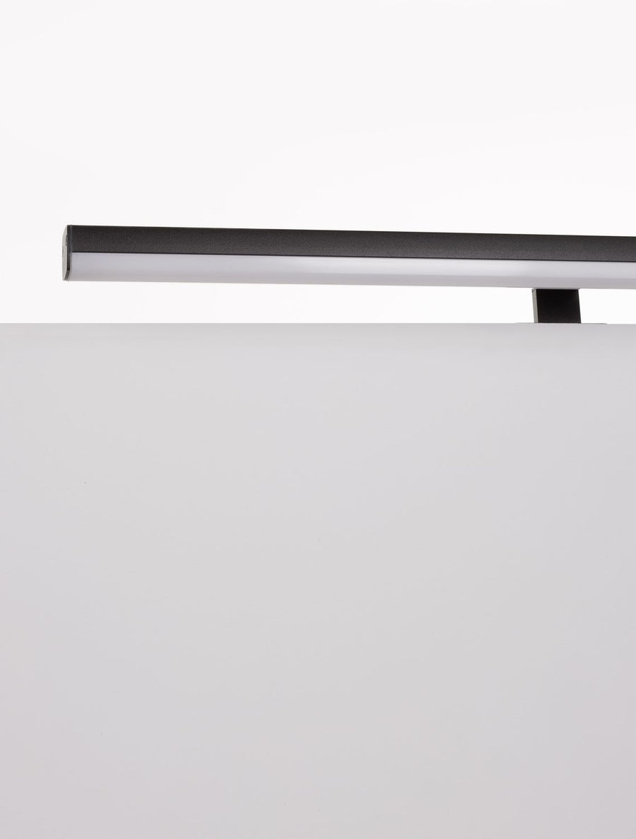 Détail de profil montrant le profil carré noir et le diffuseur arrondi