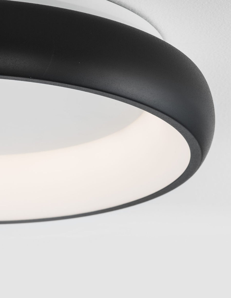Détail rapproché du cerclage noir mat et du diffuseur opalin blanc