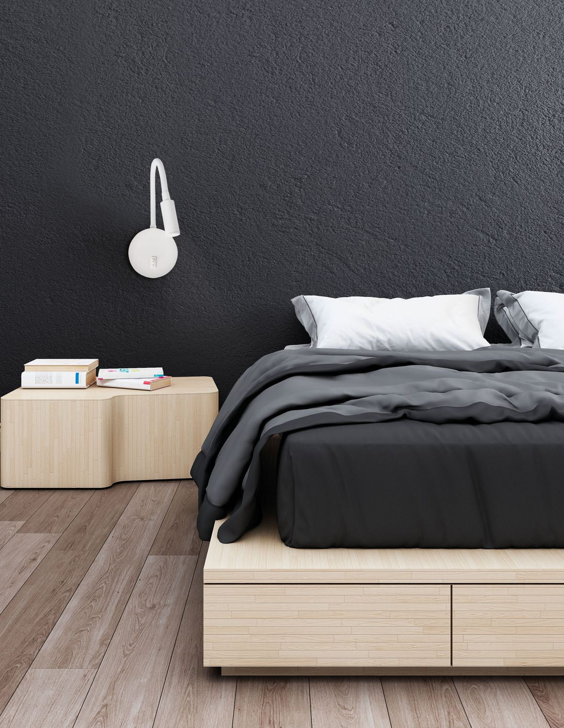 Applique murale blanche fixée sur un mur texturé anthracite au-dessus d'une table de nuit.