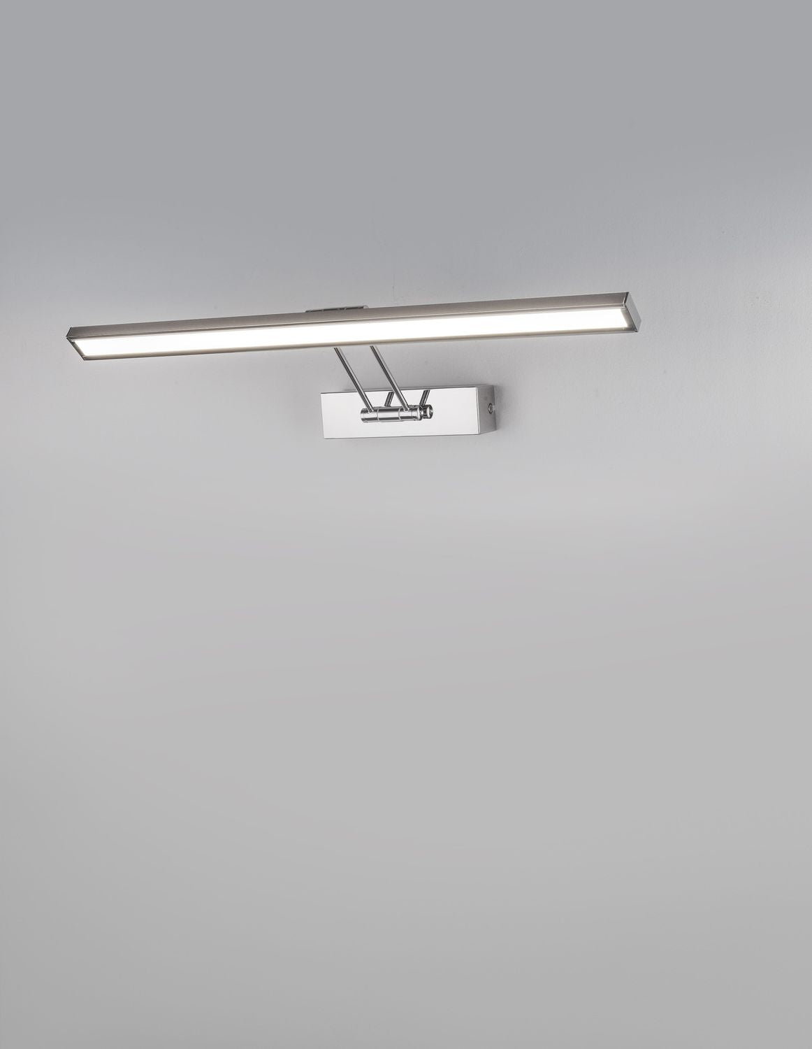 Vue de face de l'applique allumée éclairant le mur en lumière blanche