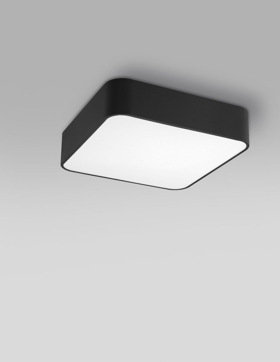 Plafonnier carré noir fixé au plafond, diffuseur blanc lumineux vu de trois-quarts