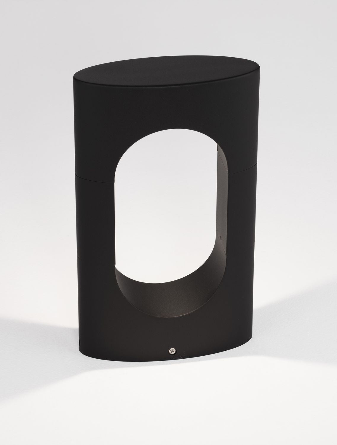 Vue rapprochée du bas de la borne et de sa vis de fixation.