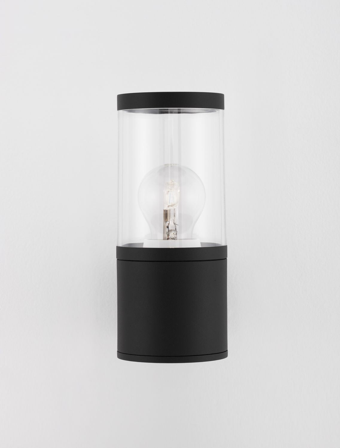 Luminaire allumé, ampoule à filament bien visible dans le tube de verre.