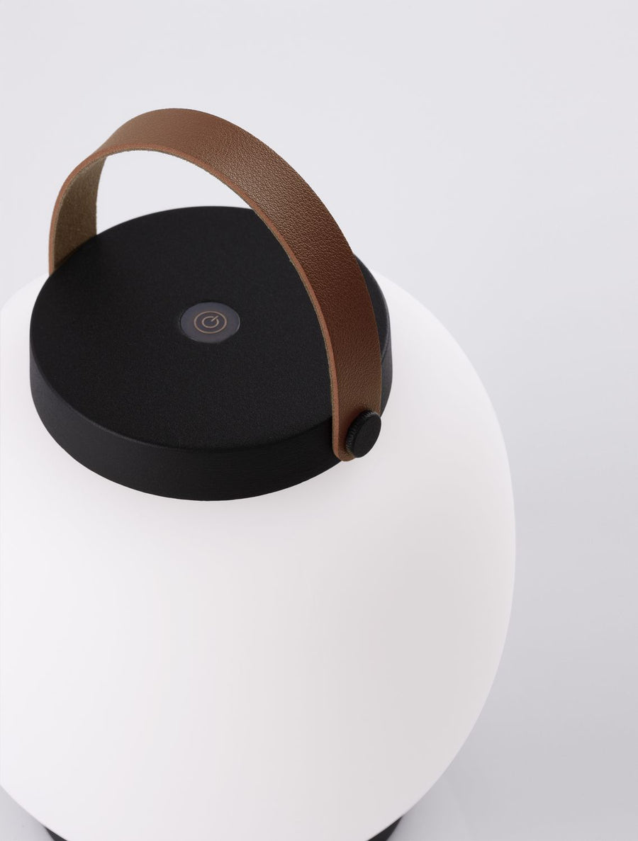Détail du dessus : bouton tactile central et anse en cuir fixée par vis