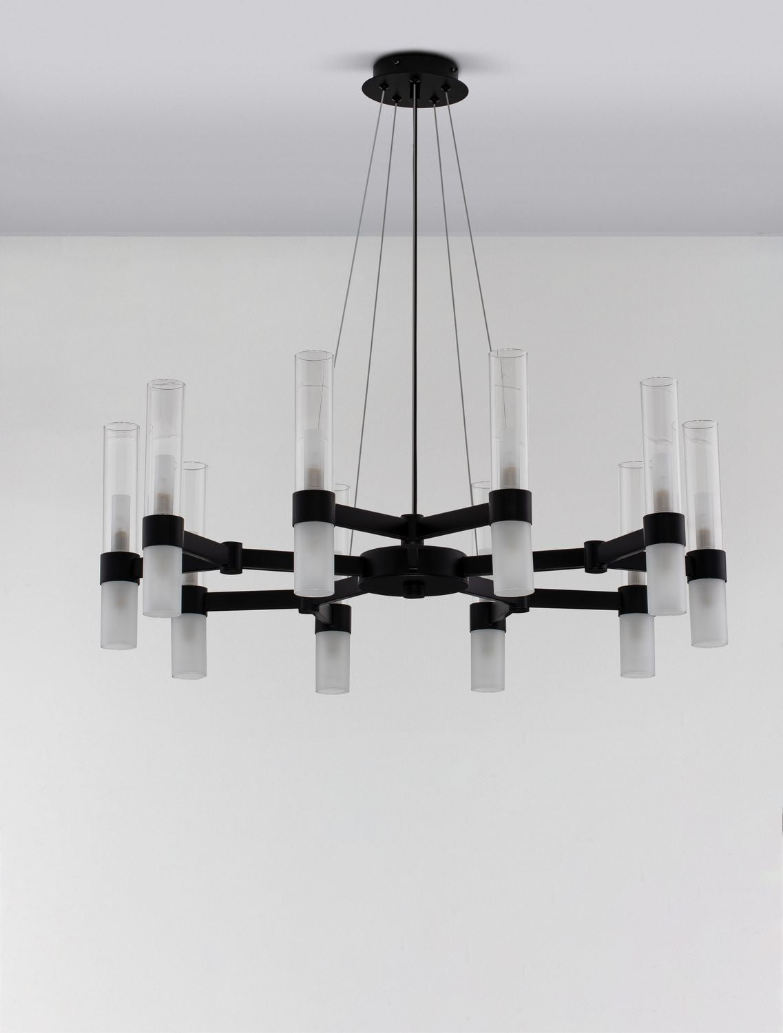 Vue de face sur fond gris, cylindres de verre transparent sur armature noire