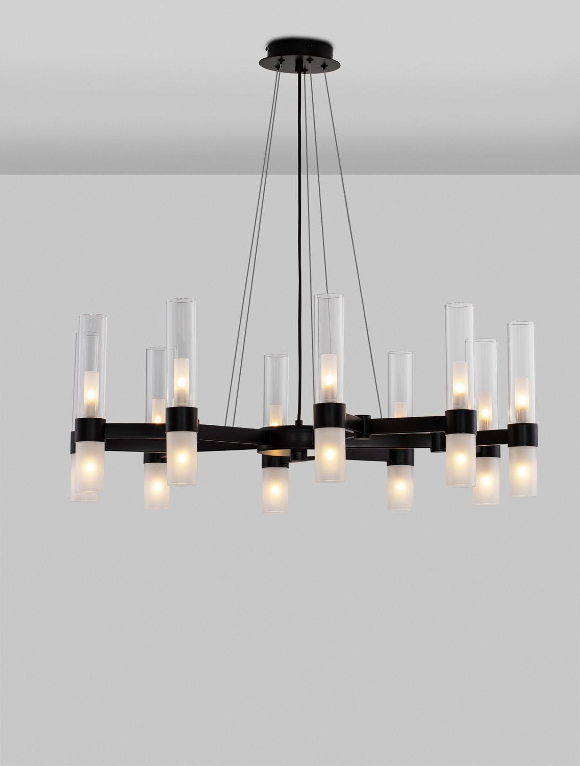 Suspension allumée, diffusant une lumière chaude à travers les cylindres de verre