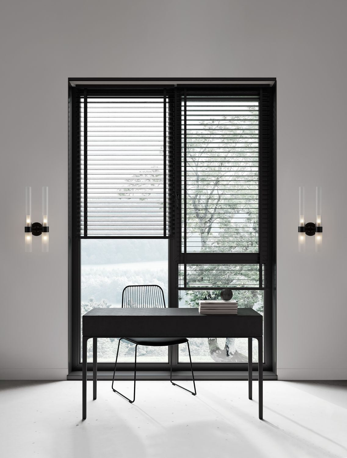 Mise en ambiance : deux appliques murales noires encadrent une grande fenêtre de bureau