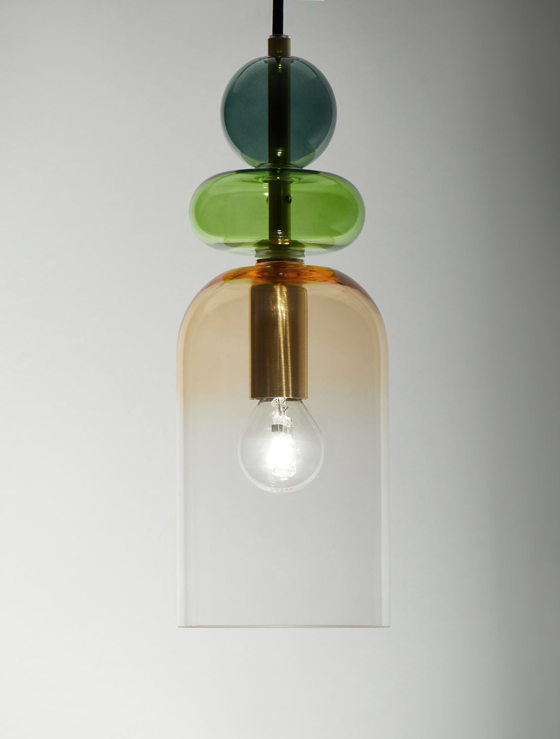 Détail rapproché de la boule bleu-vert et du disque vert en verre