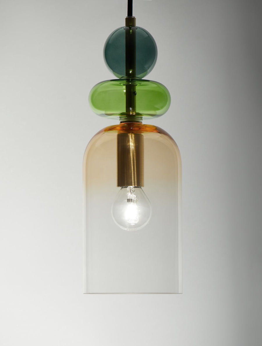 Détail rapproché de la boule bleu-vert et du disque vert en verre