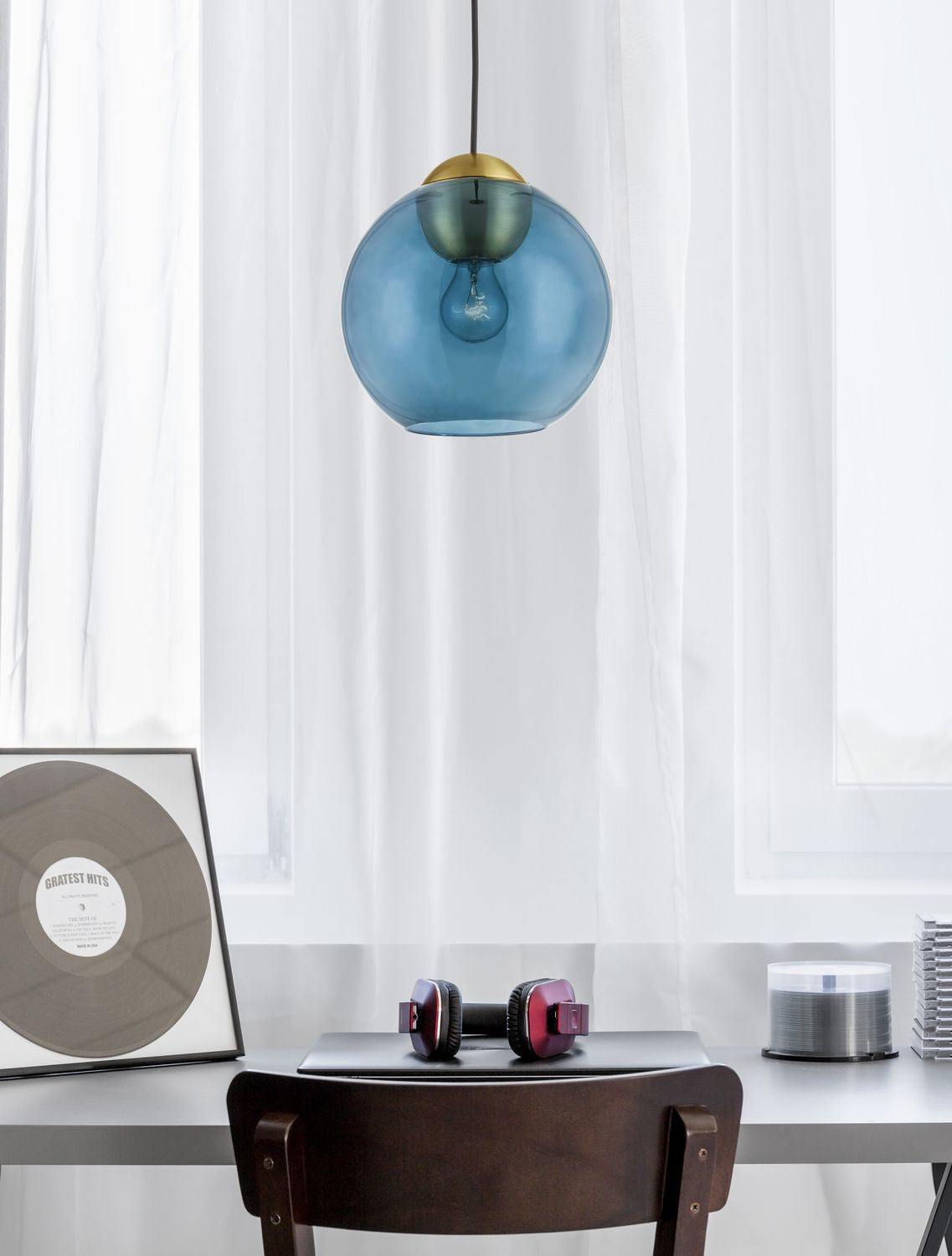 Suspension allumée au-dessus d'un bureau, ambiance intérieure avec vinyle et casque audio