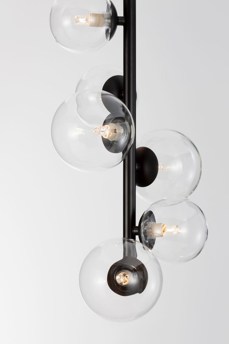 Détail rapproché des globes de verre et des douilles noires avec ampoules à filament