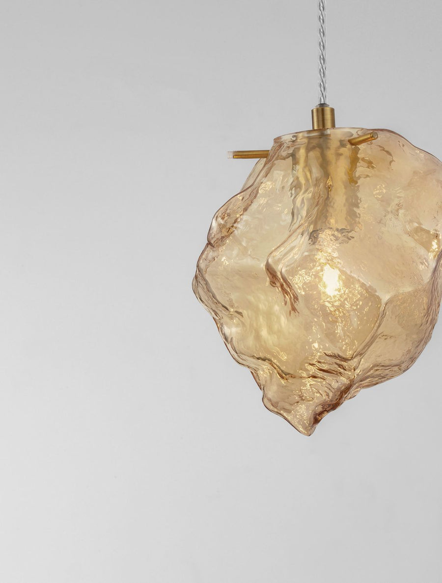 Détail de la fixation en laiton et du verre froissé translucide