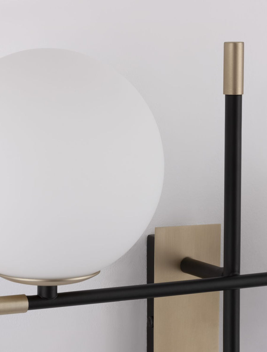Détail rapproché du globe et du cache laiton sur la plaque dorée