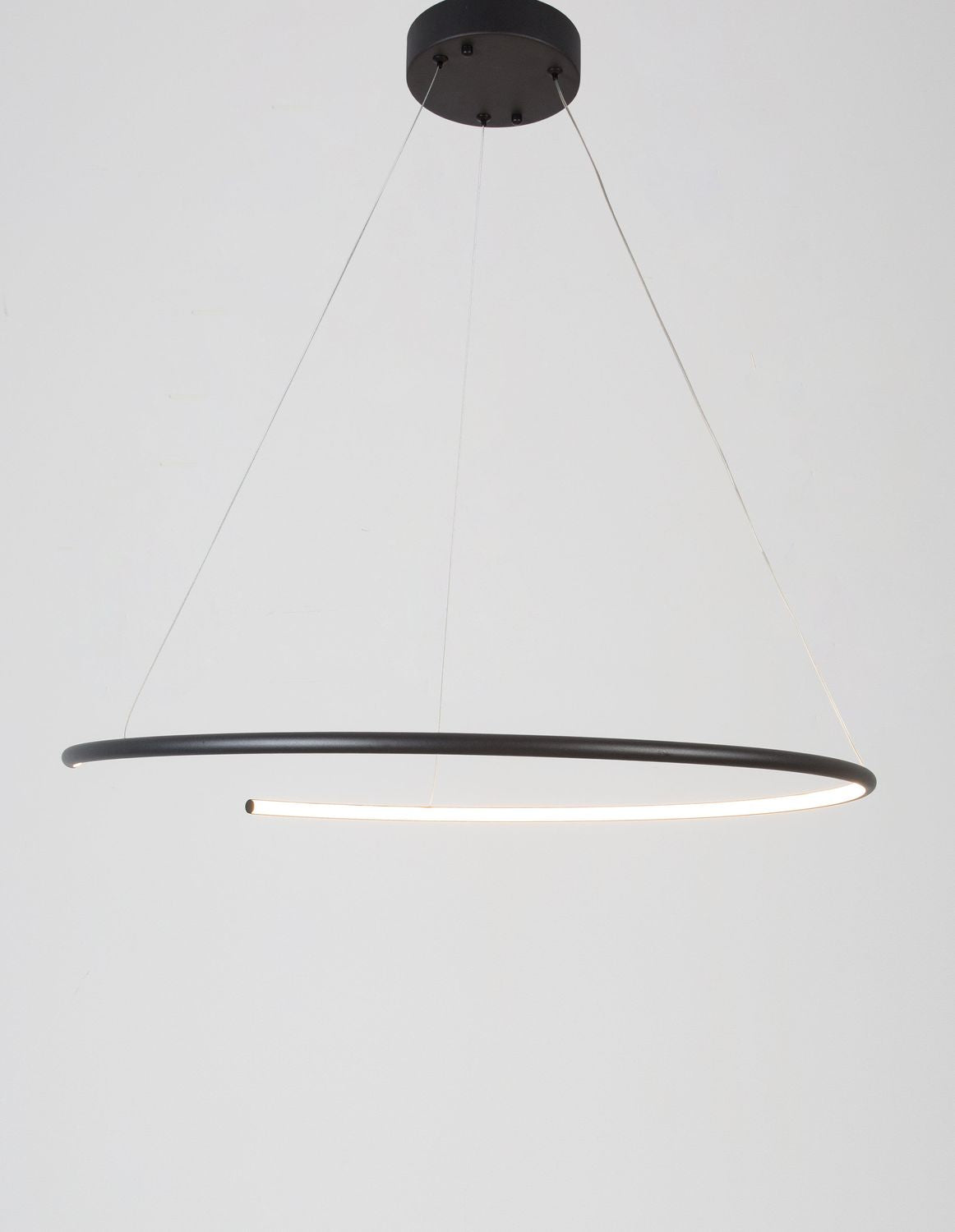 Anneau noir allumé, diffuseur LED blanc continu sur la face inférieure