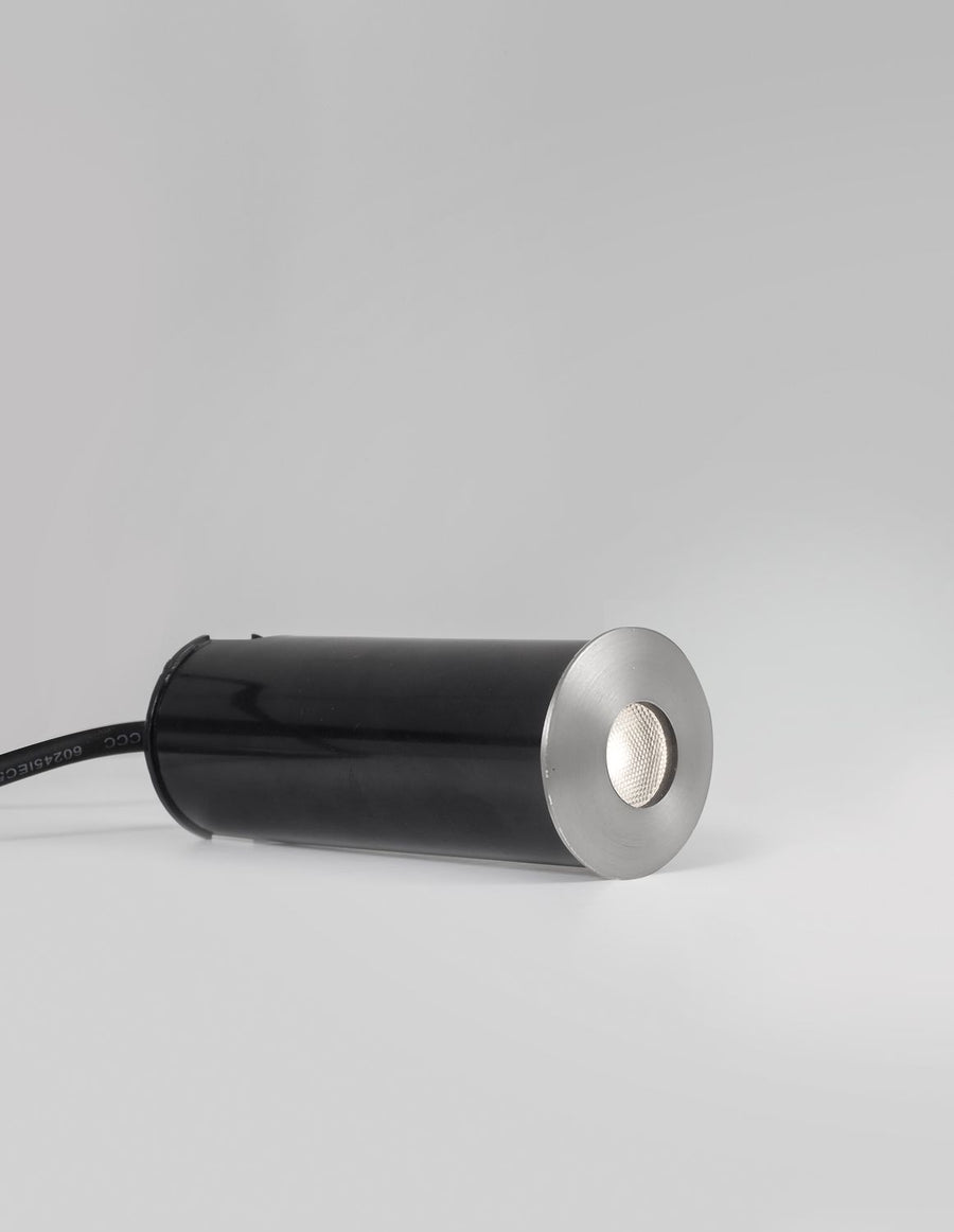 Luminaire cylindrique noir couché, collerette nickel et verre strié, câble visible