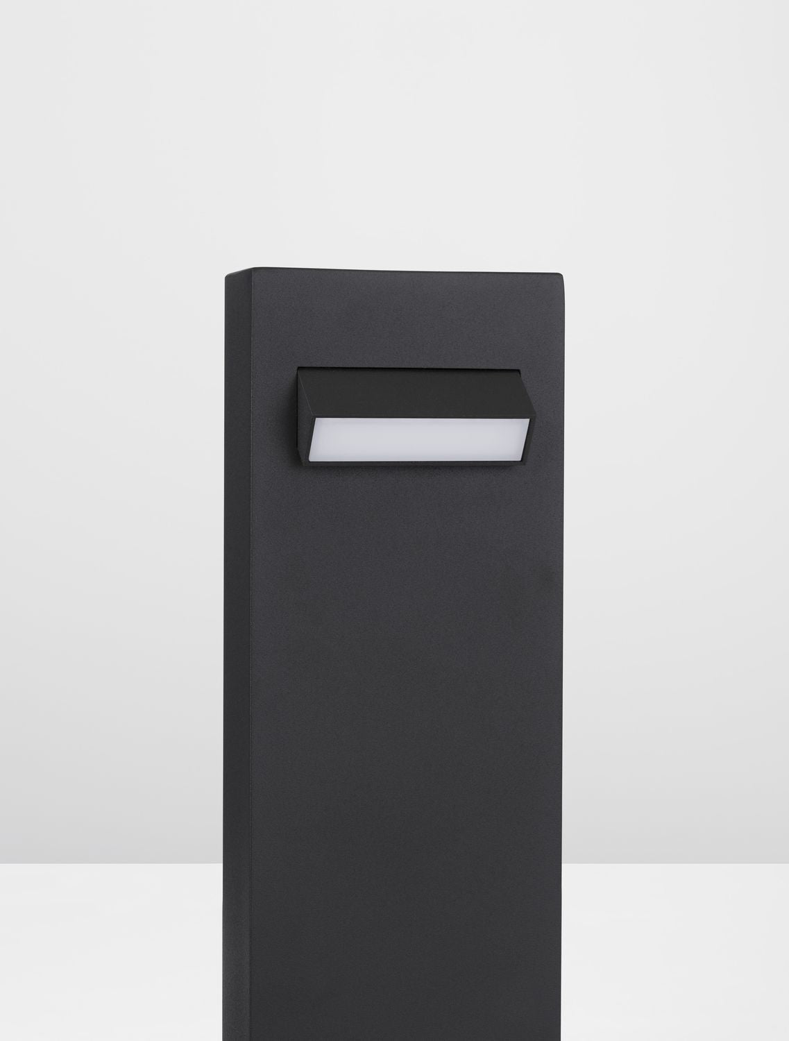 Détail du module lumineux allumé, capot noir et verre blanc