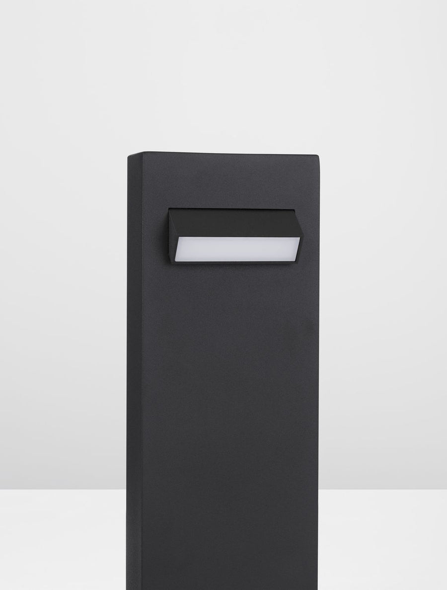 Détail du module lumineux allumé, capot noir et verre blanc