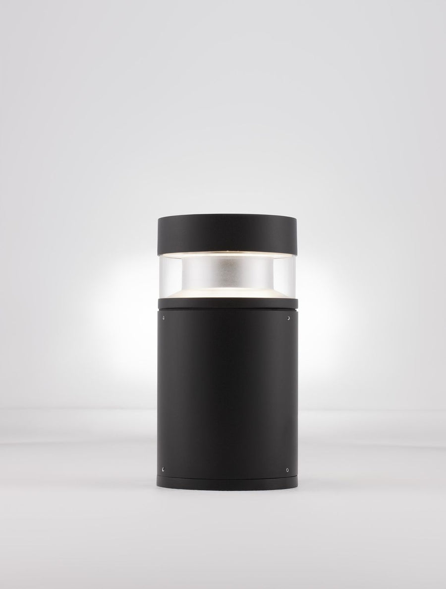 Autre vue frontale de la borne cylindrique noire éclairée