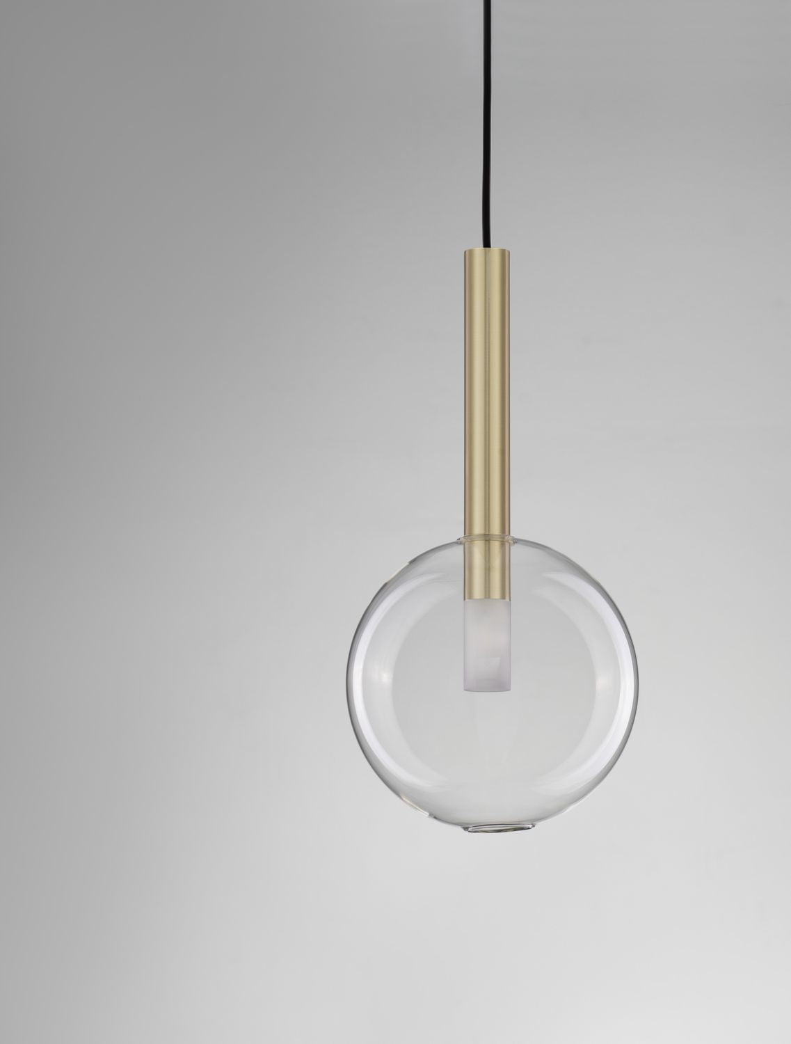 Détail du bas du globe transparent et de l'ampoule LED intégrée.