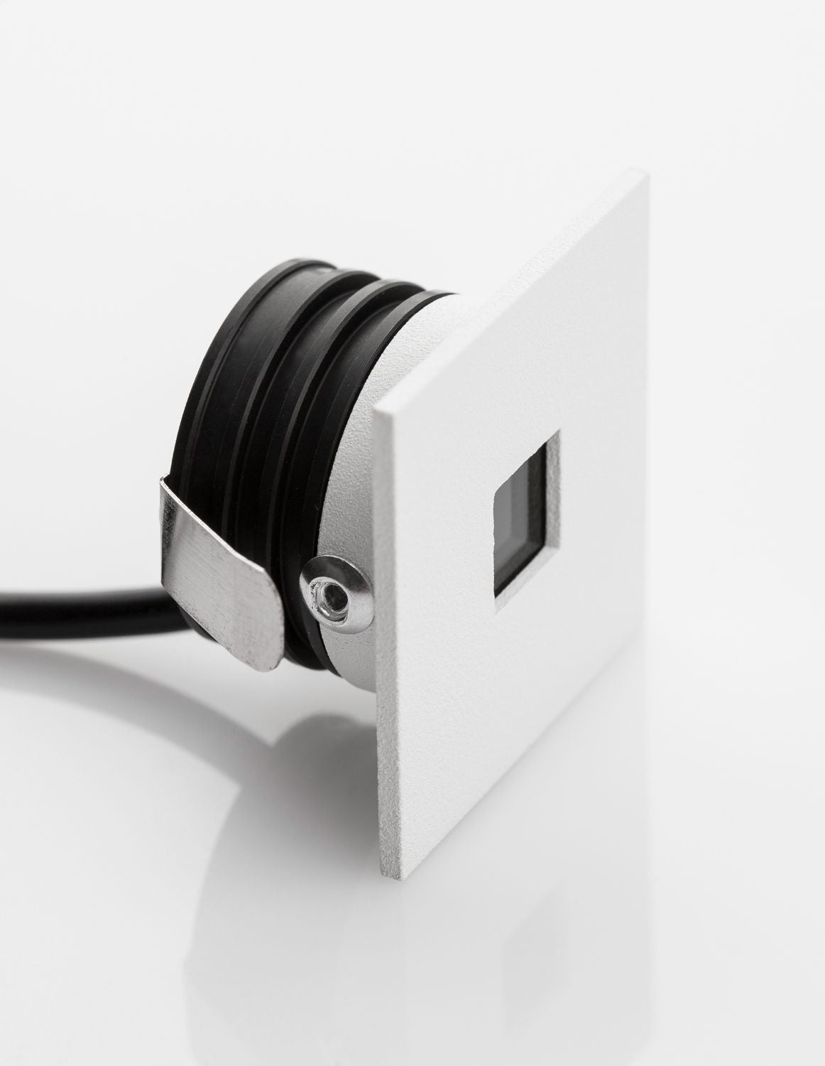 Profil du luminaire avec câble noir sortant et patte de fixation métallique