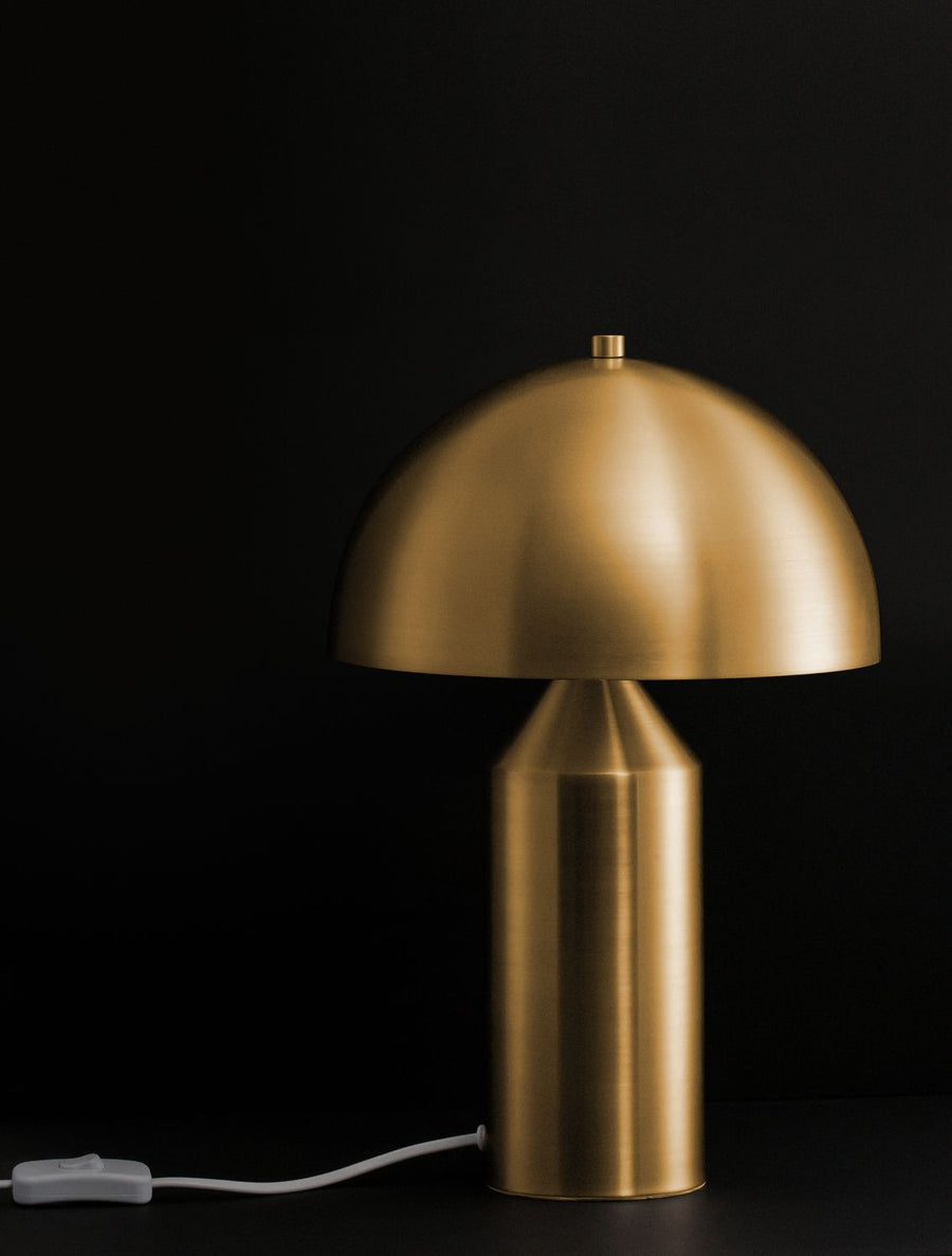 Profil de la lampe éteinte sur fond noir avec câble et interrupteur
