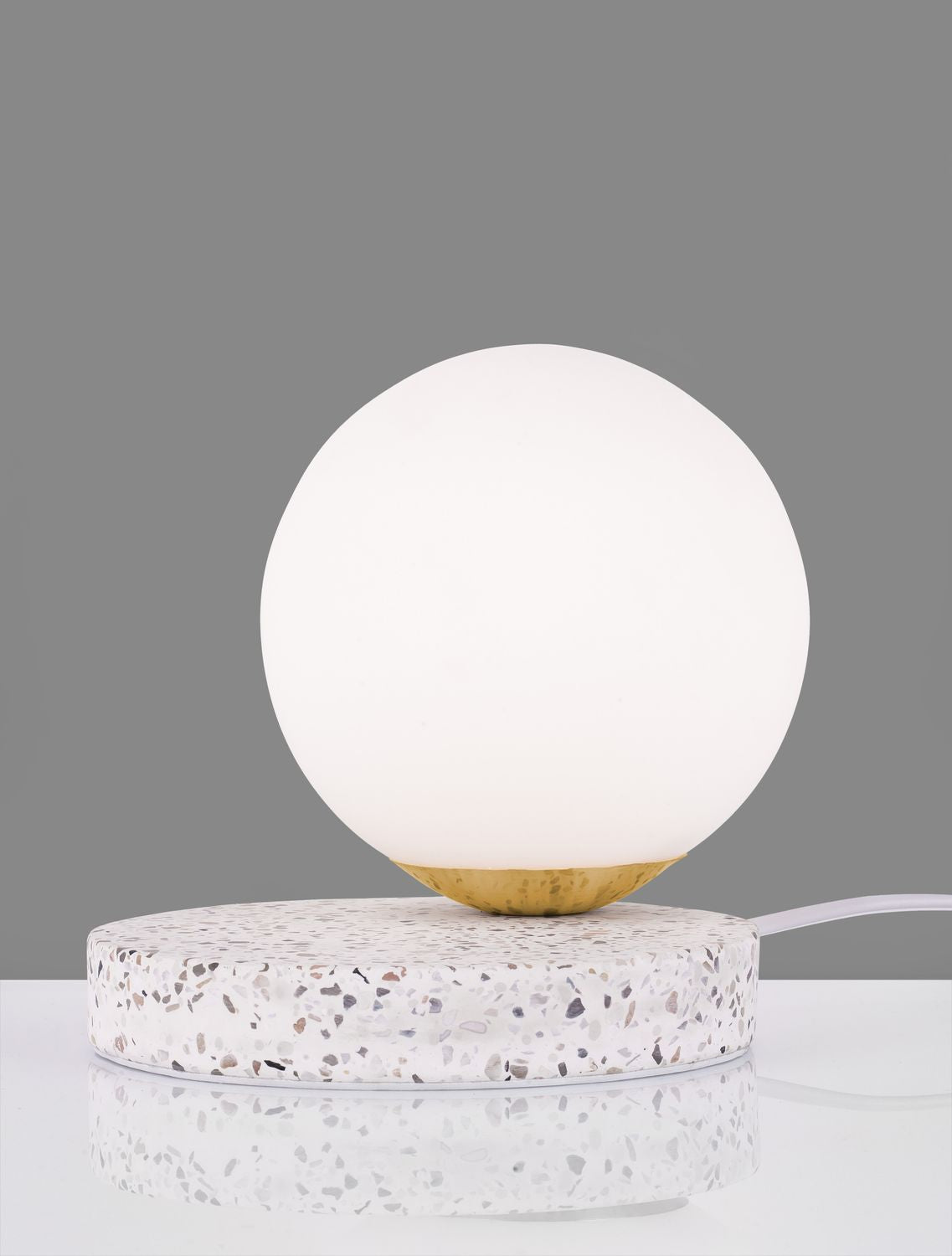 Lampe allumée, sphère de verre opalin diffusant une lumière chaude