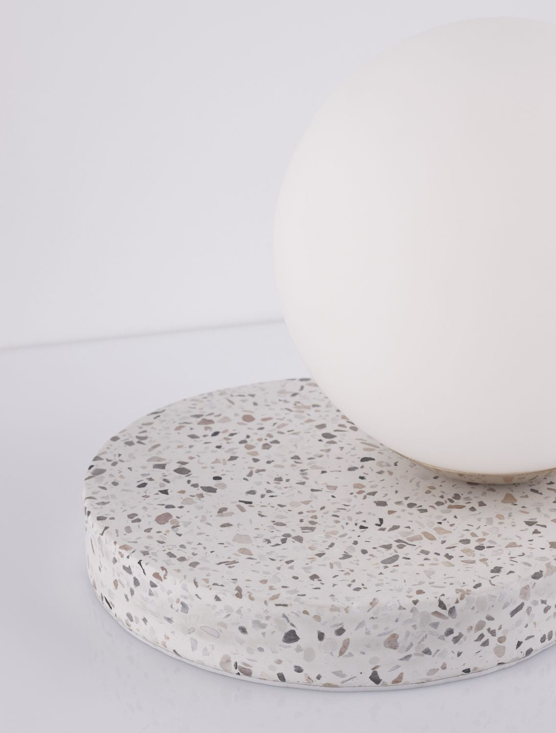 Détail du socle rond en terrazzo vu de dessus