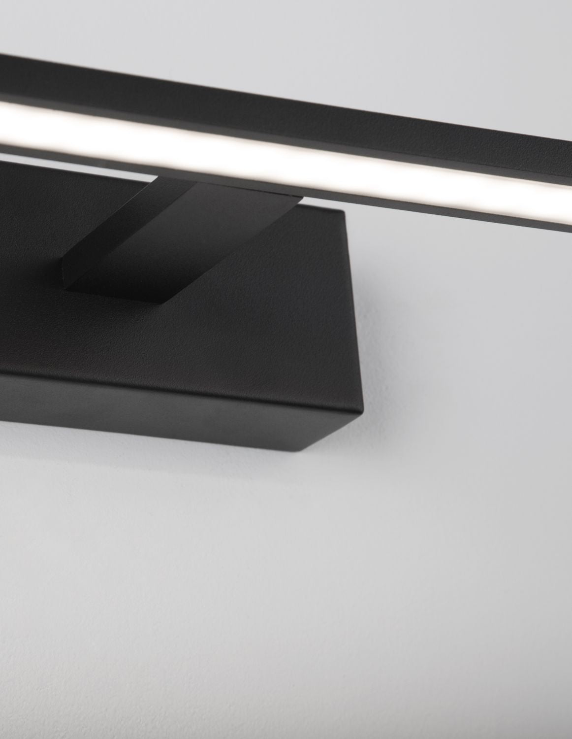 Gros plan sur la base noire et la barre lumineuse LED vue de près