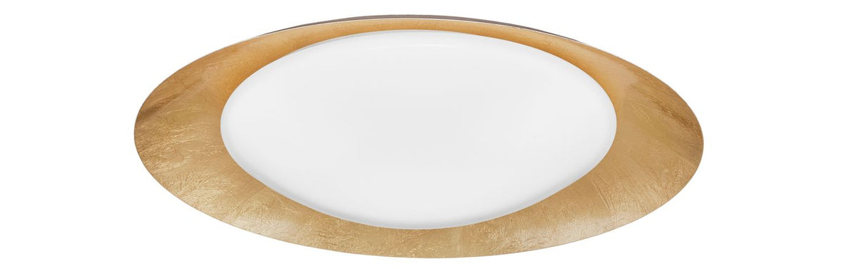 Vue de trois quarts du luminaire ovale doré sur fond blanc, diffuseur opaque