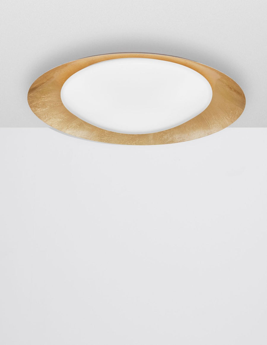 Plafonnier posé au plafond, vue de face montrant l'anneau doré et le verre blanc