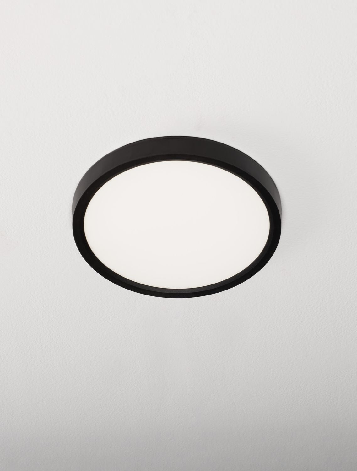 Plafonnier allumé au plafond, diffuseur blanc uniformément lumineux