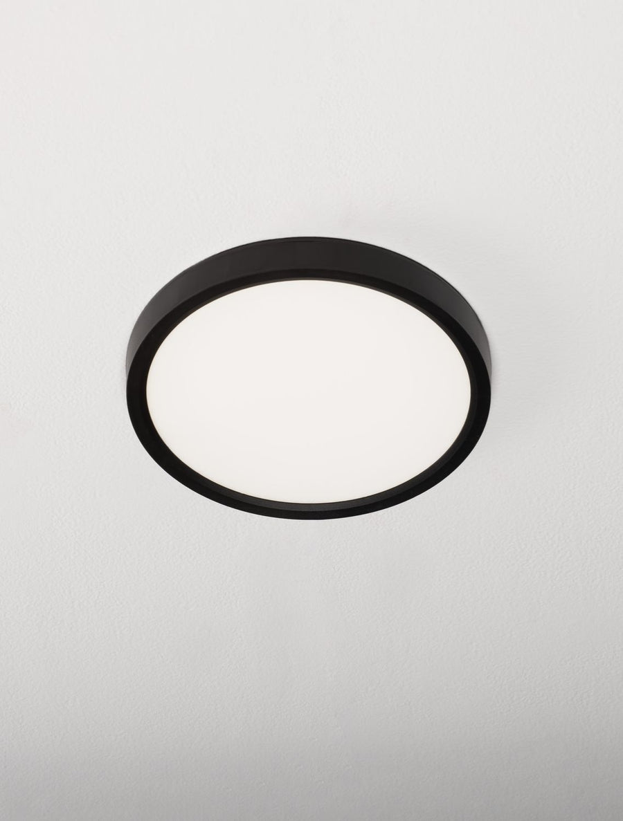 Plafonnier allumé au plafond, diffuseur blanc uniformément lumineux