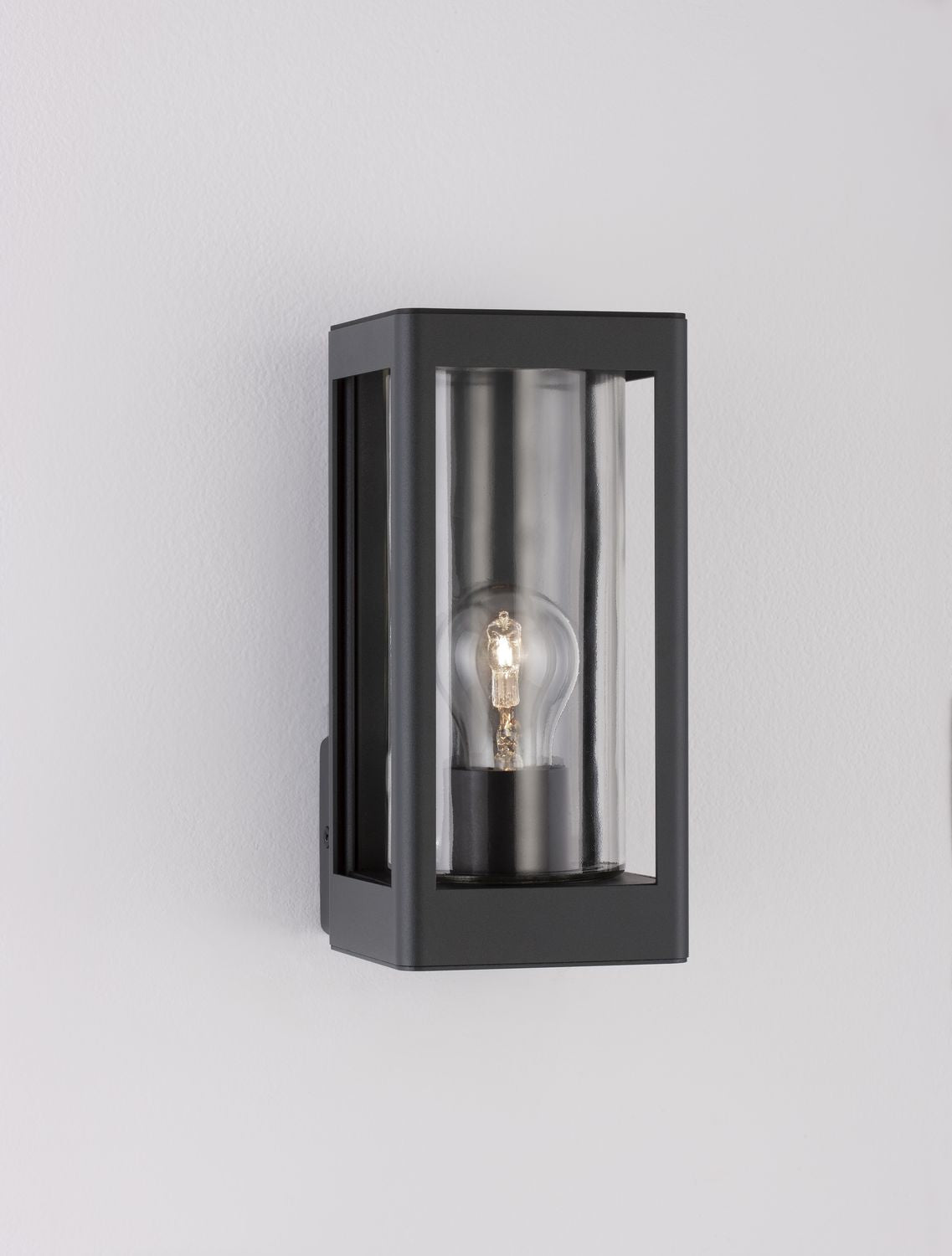 Applique allumée sur mur clair, ampoule à filament en lumière chaude
