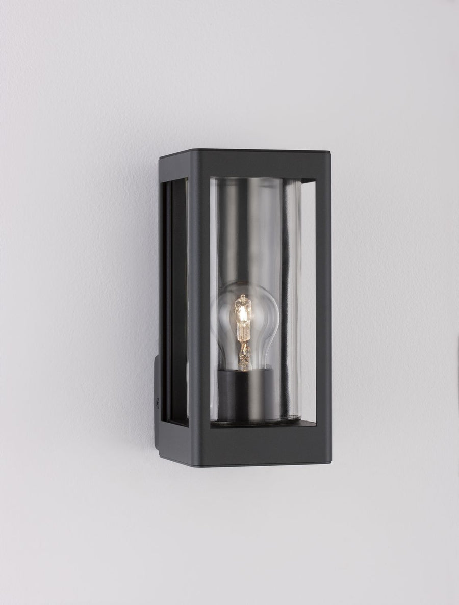 Applique allumée sur mur clair, ampoule à filament en lumière chaude