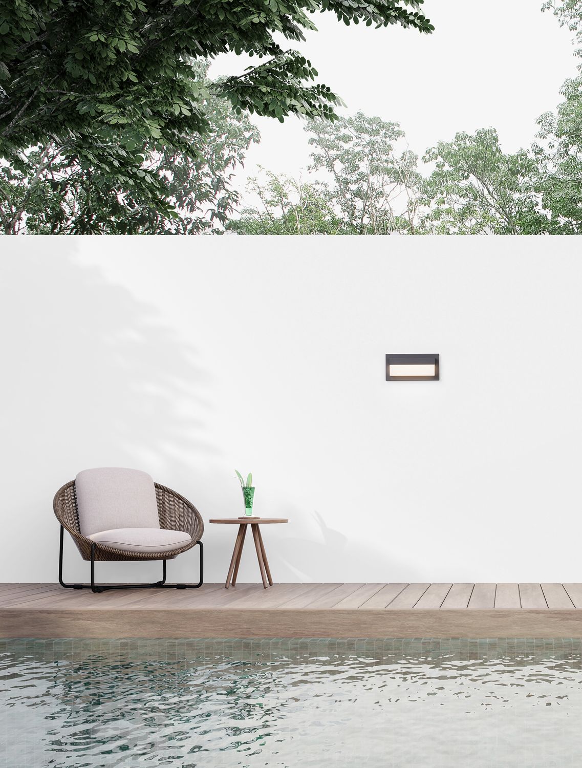 Applique murale noire installée sur un mur blanc au bord d'une piscine