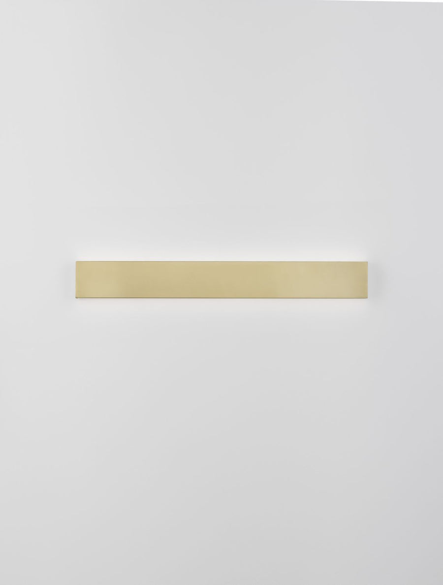Détail de la face dorée mate et de la lumière diffusée vers le bas