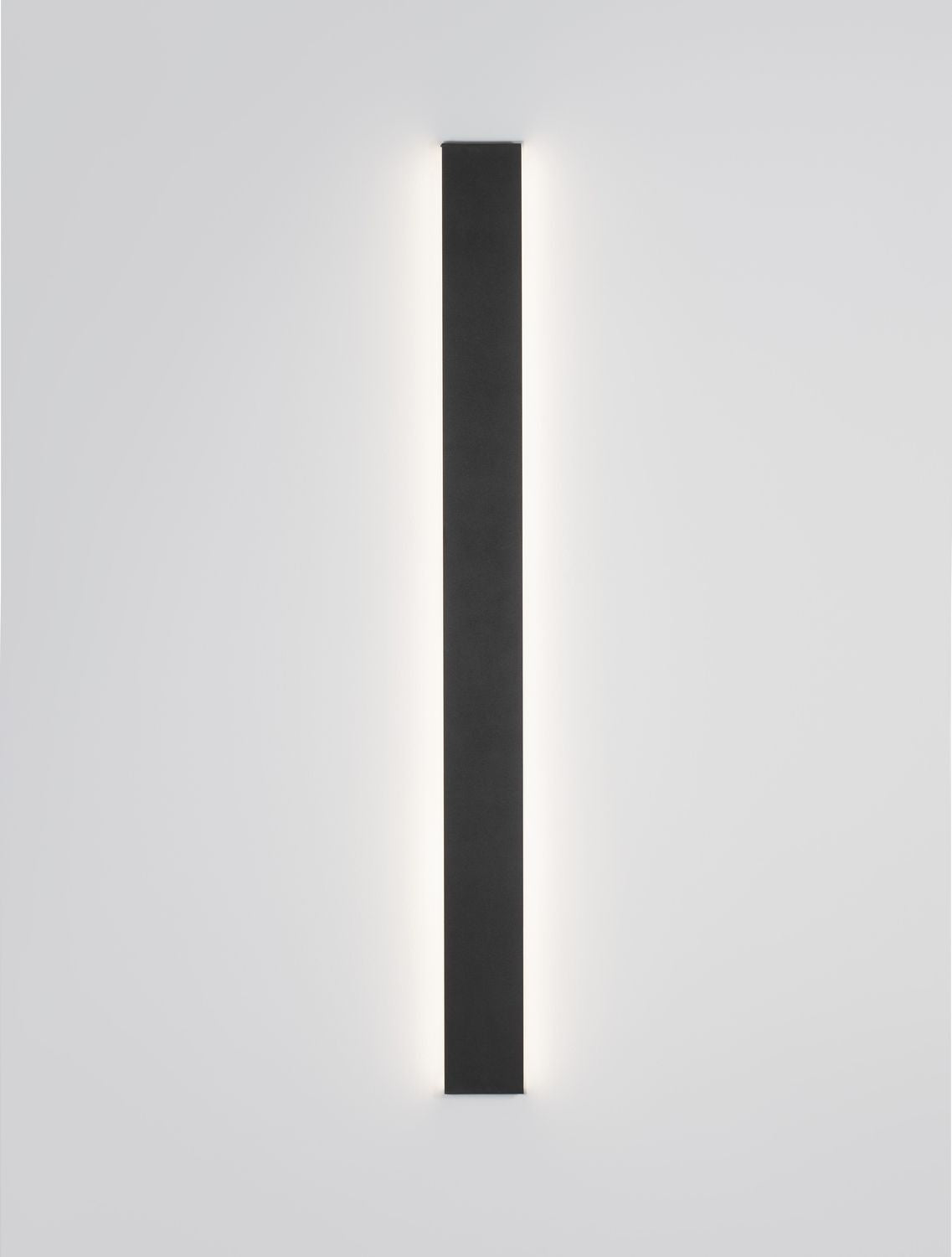 Le bandeau noir allumé projette un halo lumineux blanc le long de ses bords