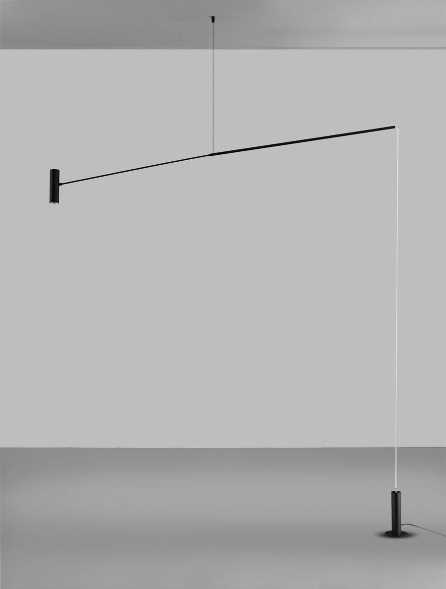 Vue d'ensemble sur fond gris, bras incliné, fil de suspension et socle au sol